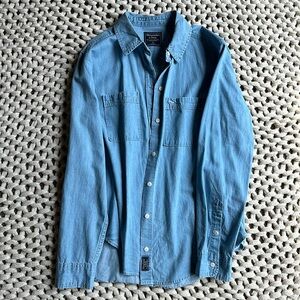 ABERCROMBIE CHAMBRAY BUTTON UP- M